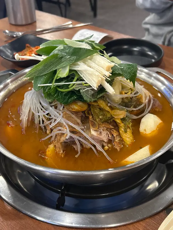 감자탕 끓는 모습