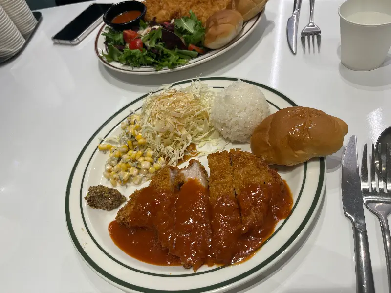 돈까스 한 상 차림