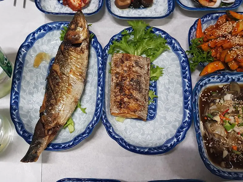 윤기가 흐르는 다양한 생선구이