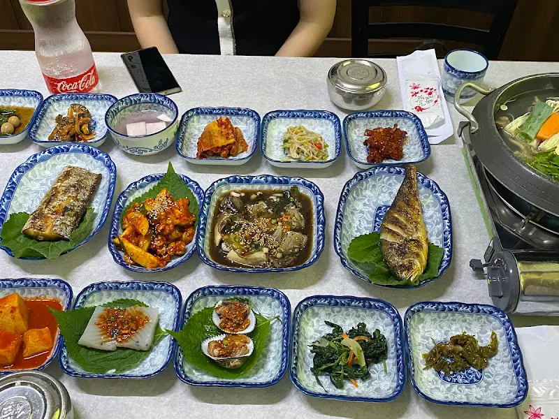 다양하고 정갈한 곁들임 찬들