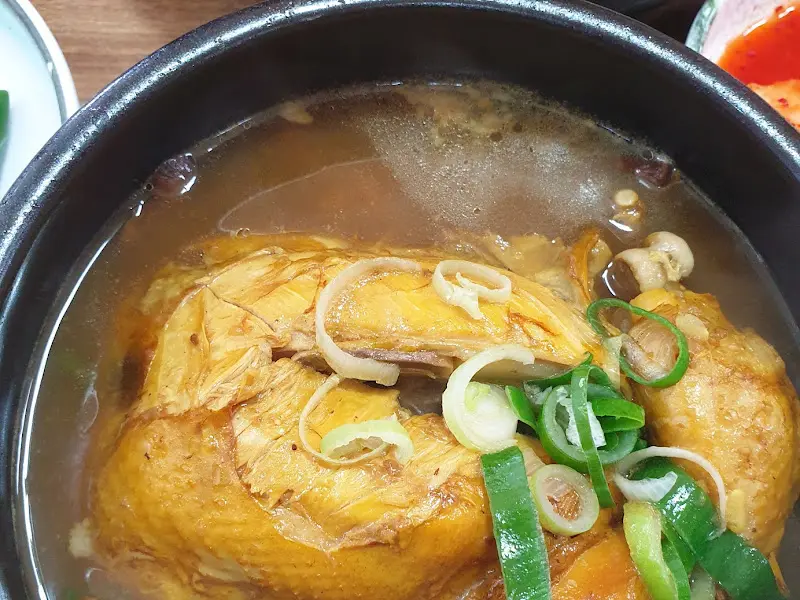 노란 빛깔의 삼계탕