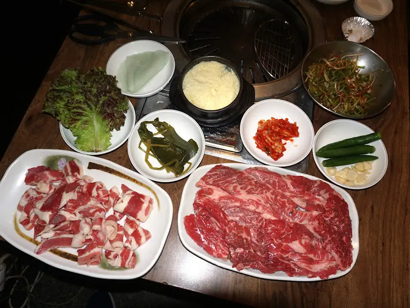 푸짐한 밑반찬과 소고기 한 상 차림