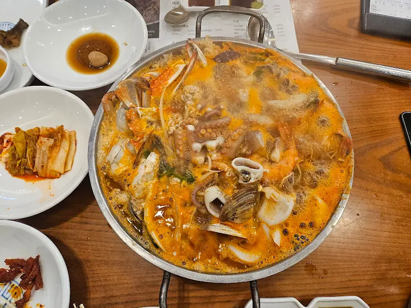 해산물이 듬뿍 들어간 해물탕