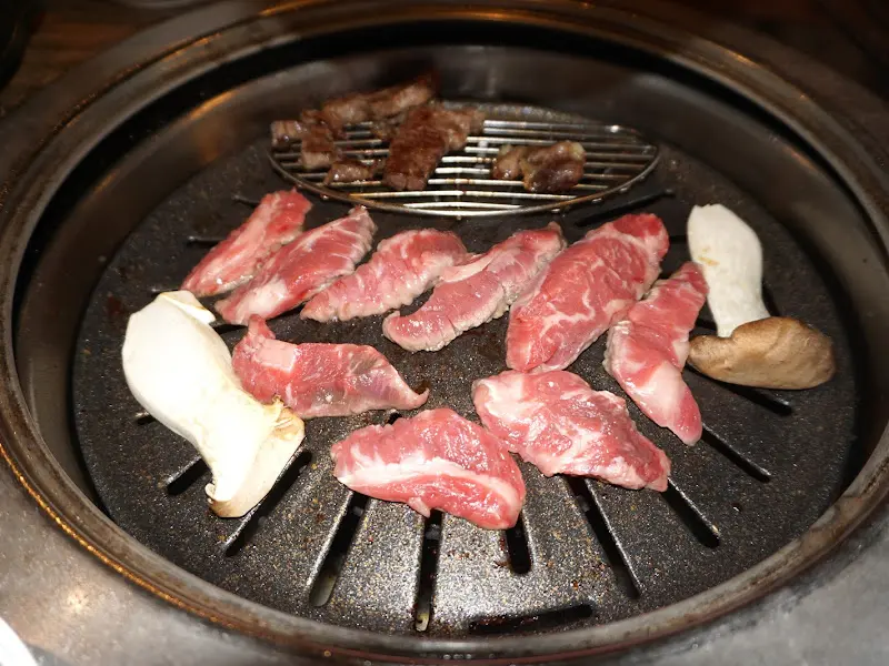 불판 위에서 익어가는 소고기