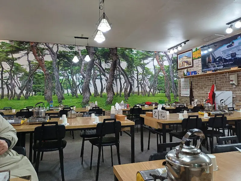 먹복이 웰빙한방마을 식당 내부 전경