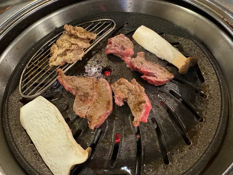 잘 익은 소고기와 구운 버섯