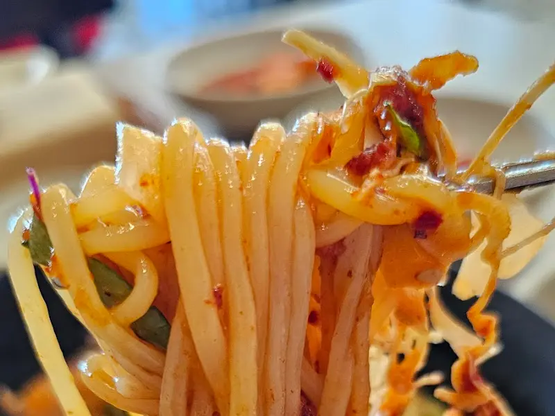 매콤달콤 비빔국수