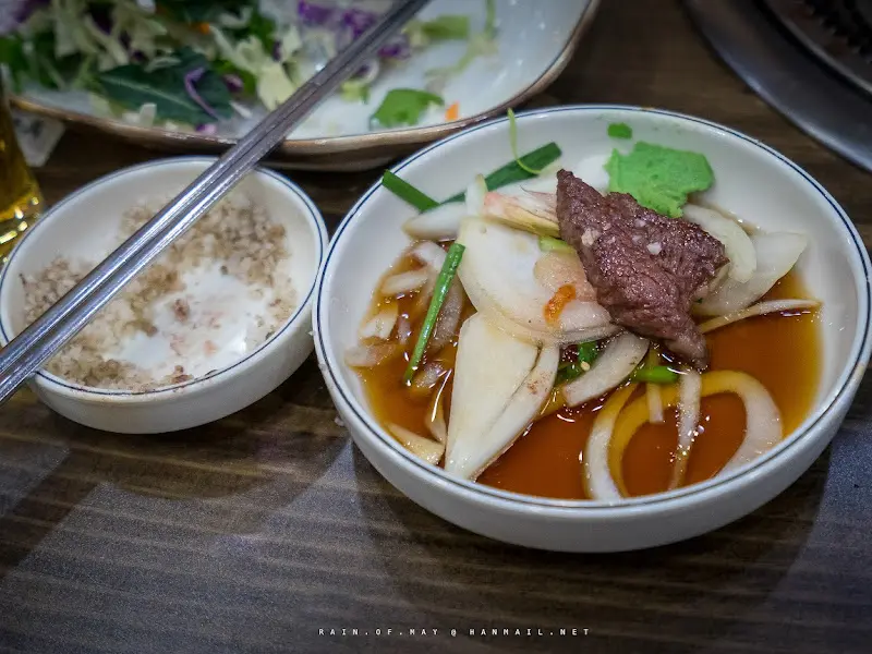 양파 절임에 고기 한 점