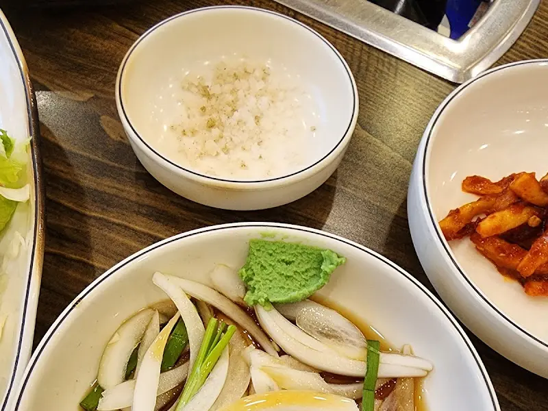 소금에 살짝 찍어 한 입!