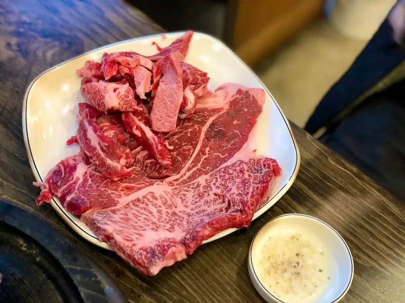 숯불 위에서 맛있게 구워지는 한우