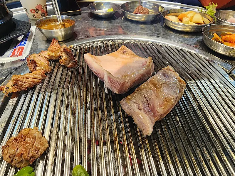 불판 위 주먹고기와 꽈리고추