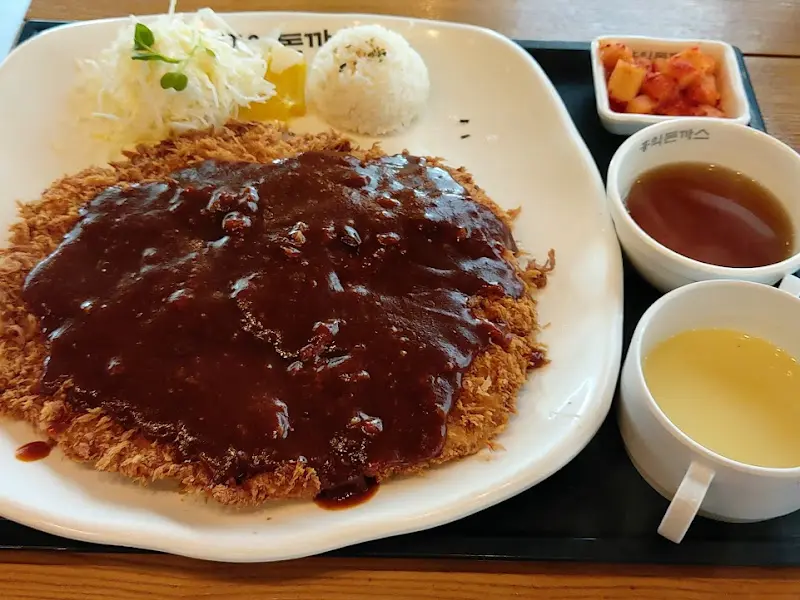 돈까스 정식 한 상 차림