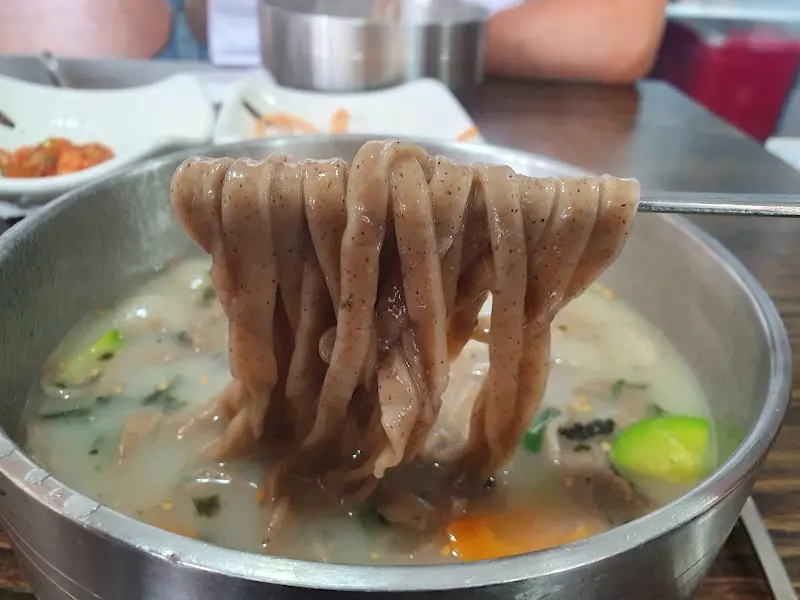 젓가락으로 들어올린 메밀면