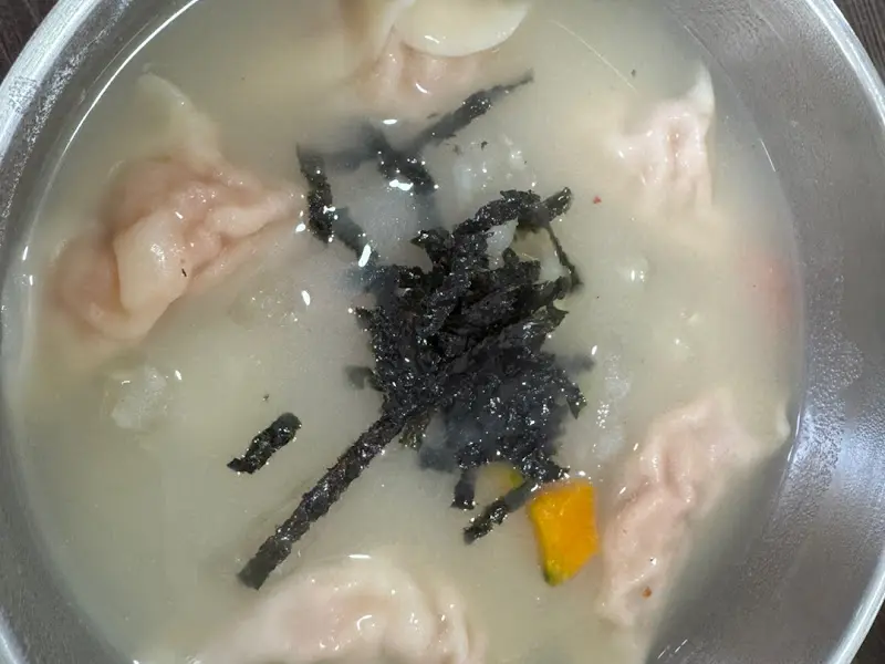 옹심이와 만두가 함께 담긴 푸짐한 한 그릇