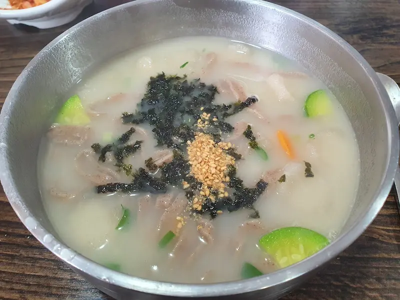 김가루와 깨가 듬뿍 뿌려진 옹심이