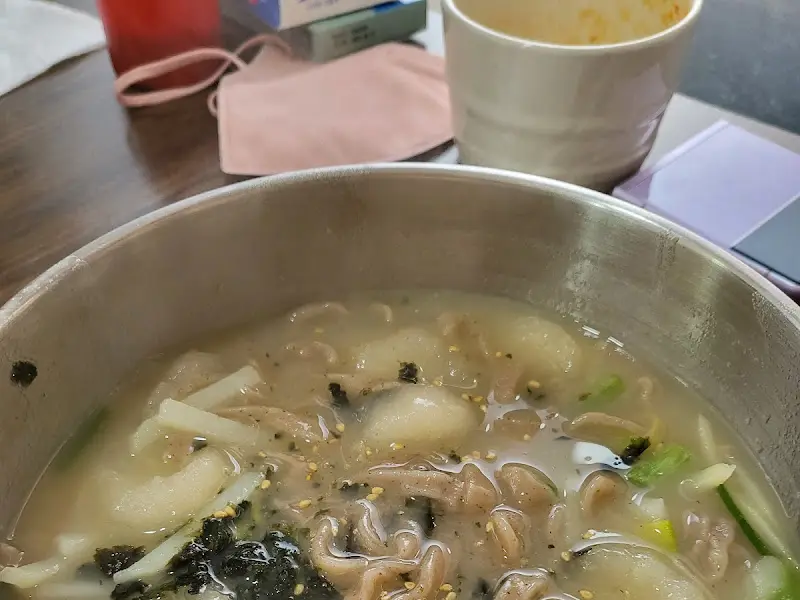 옹심이와 함께 놓인 컵