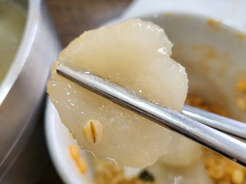 젓가락으로 집어 올린 옹심이