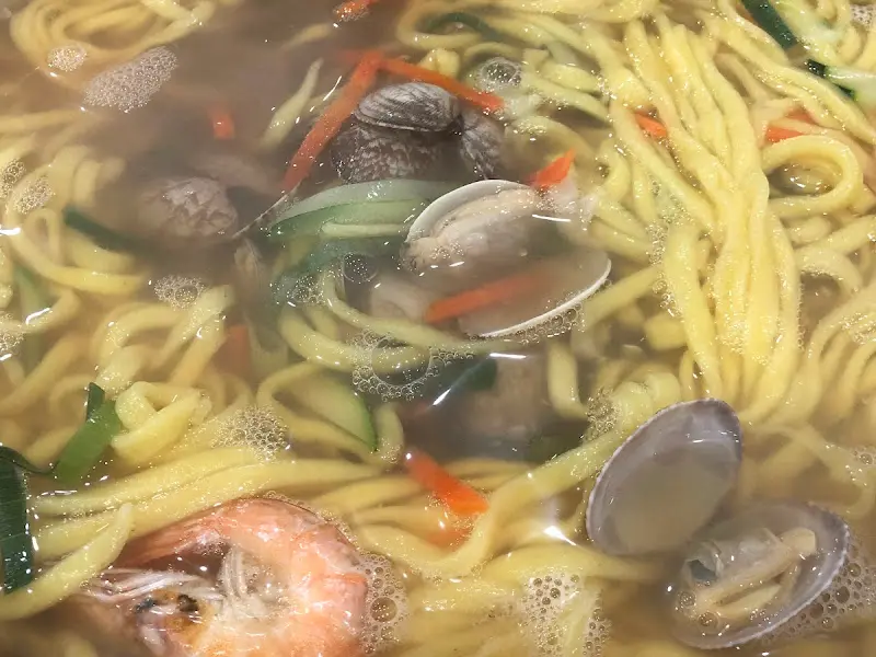 노란 면발의 칼국수와 바지락, 애호박, 당근이 들어간 해물칼국수의 모습