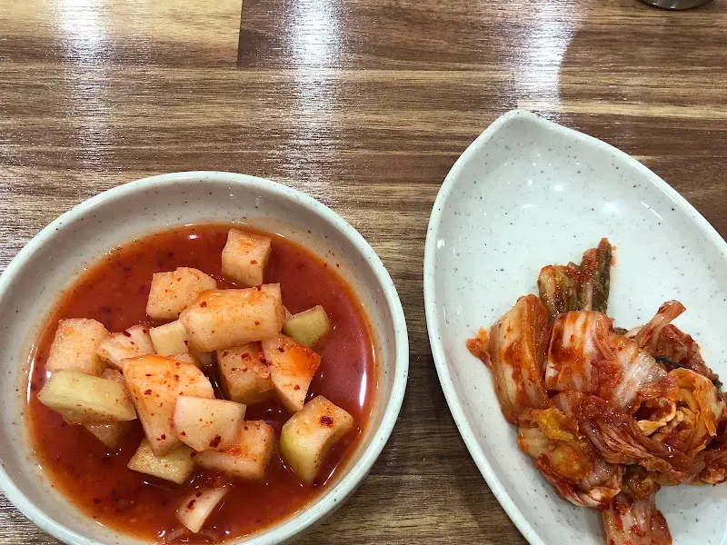 반찬으로 제공된 잘 익은 김치와 깍두기