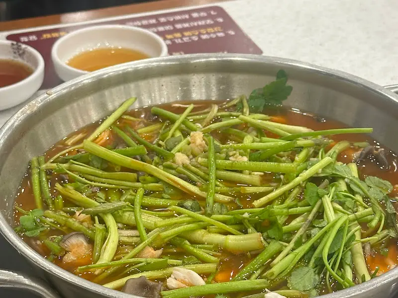 미나리가 산처럼 쌓인 샤브샤브 냄비