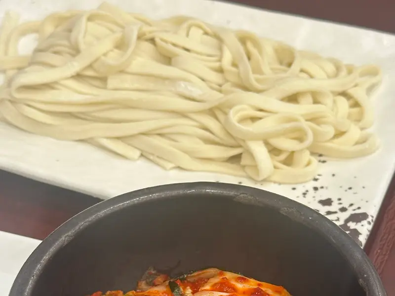 자가제면 칼국수 면과 김치