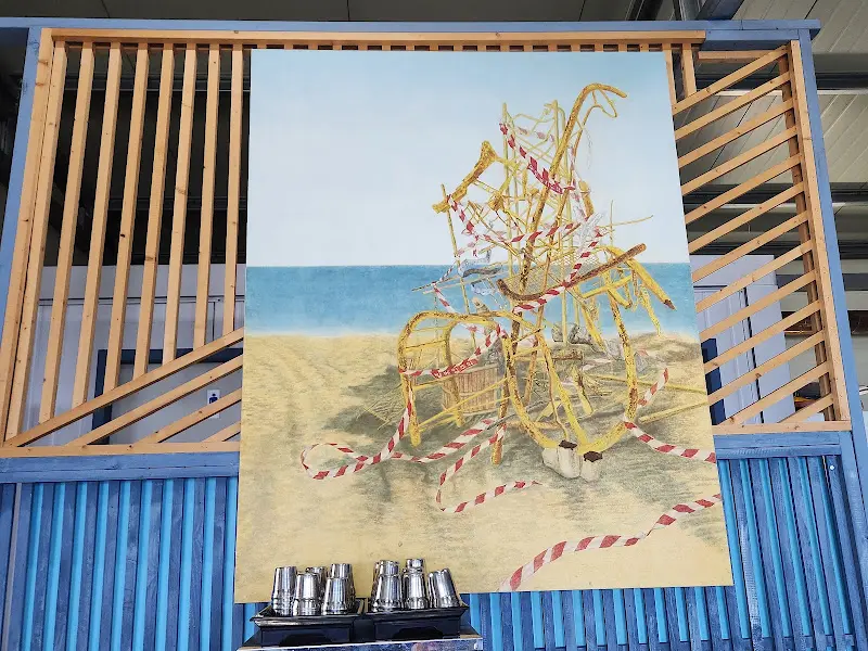 바다를 배경으로 설치된 그림 작품