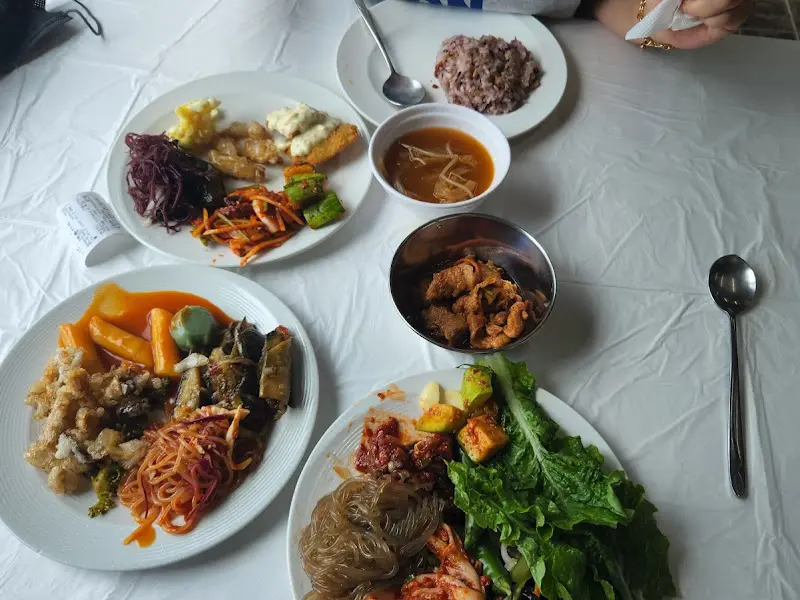 뷔페 음식 사진