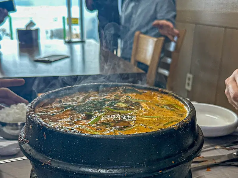 뜨끈하게 끓고 있는 매운탕 뚝배기