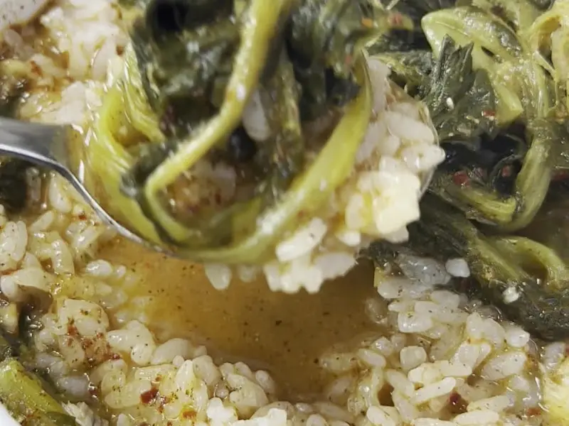 밥 위에 시래기를 얹어 한 입 가득