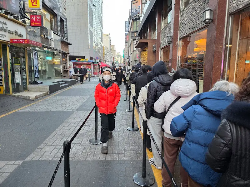 성심당 본점 앞에 길게 늘어선 줄