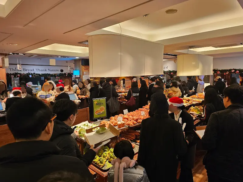 인산인해를 이루는 내부