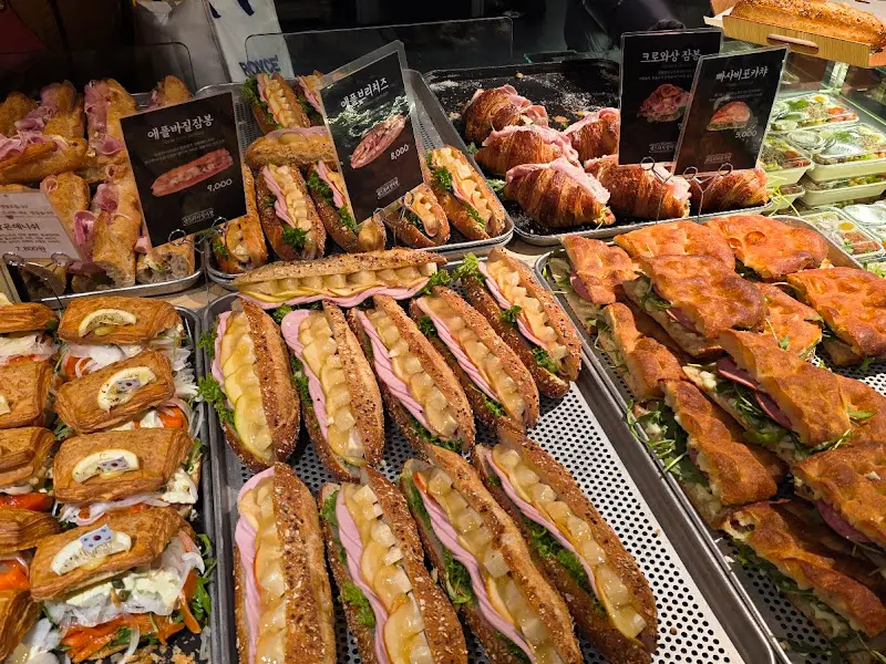 다양한 빵 진열대