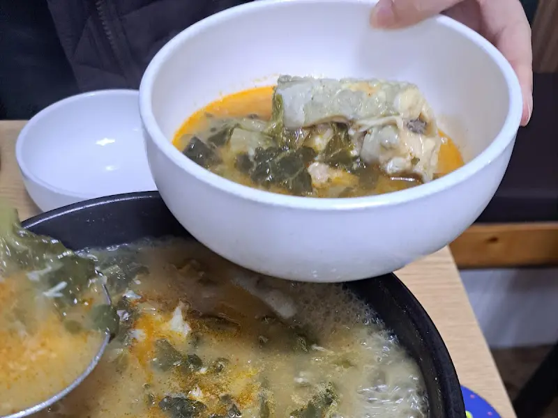 장어탕을 그릇에 담는 모습