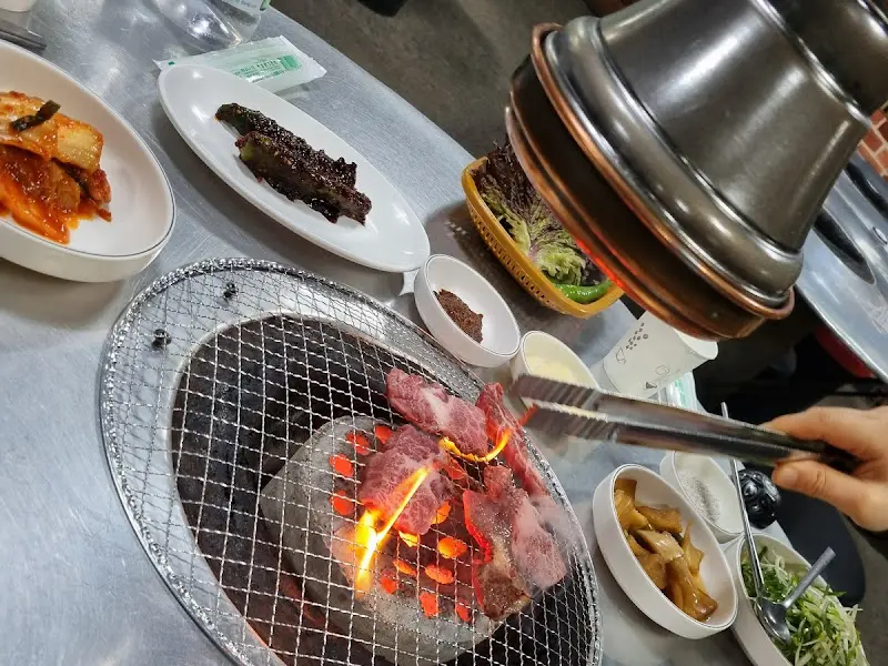 연탄불 위에서 익어가는 한우