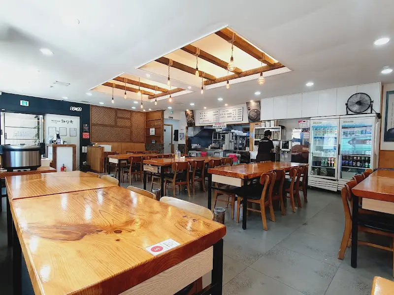 넓은 홀과 테이블