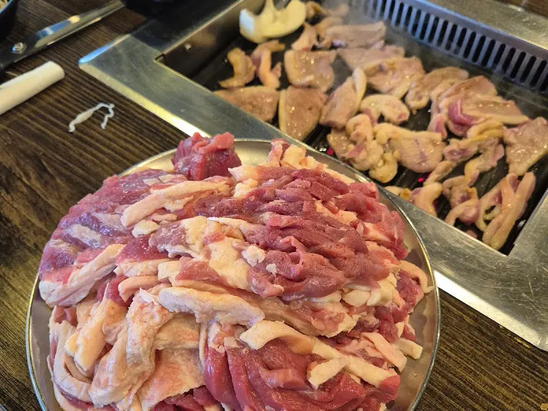 숯불 위에서 맛있게 익어가는 오리고기