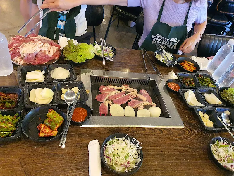 푸짐한 오리고기 한 상 차림