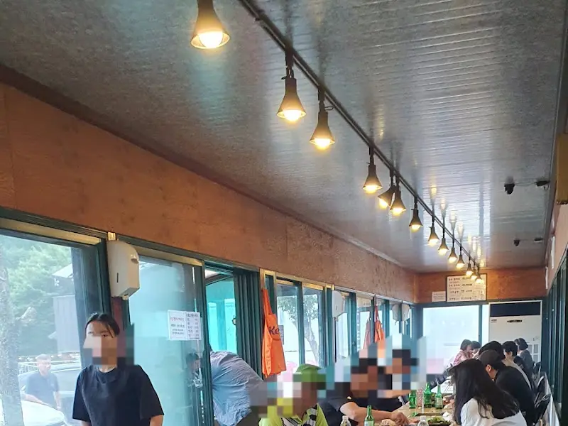 넓고 깔끔한 실내