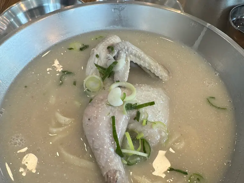 닭 반 마리가 통째로 들어간 닭칼국수