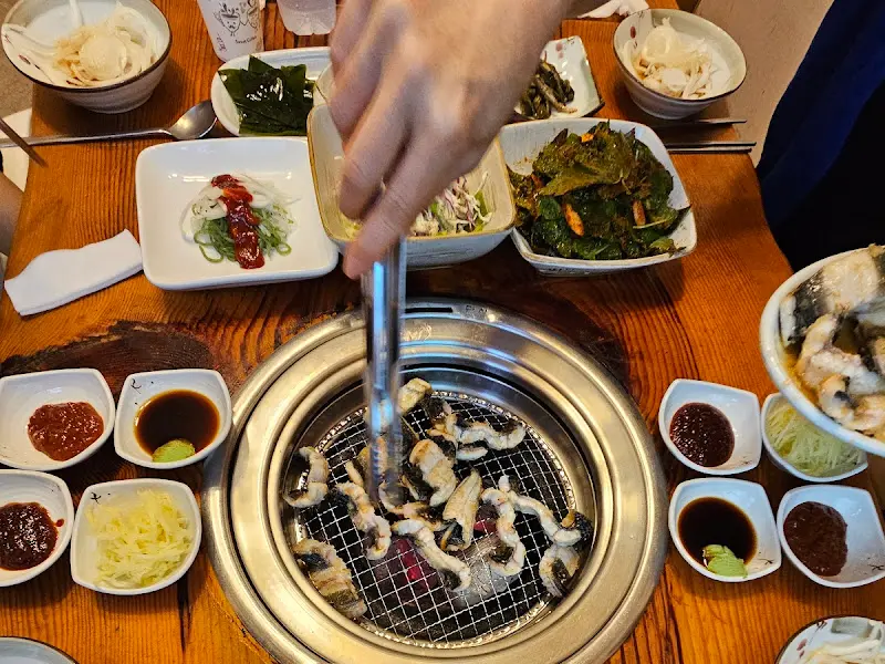 숯불 위에서 익어가는 장어