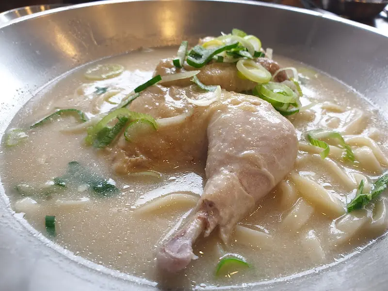 닭다리가 통째로 들어간 닭칼국수