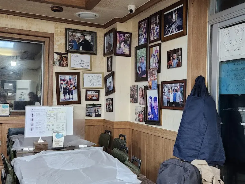 신비섬횟집 내부 벽면 가득한 방문객 사진