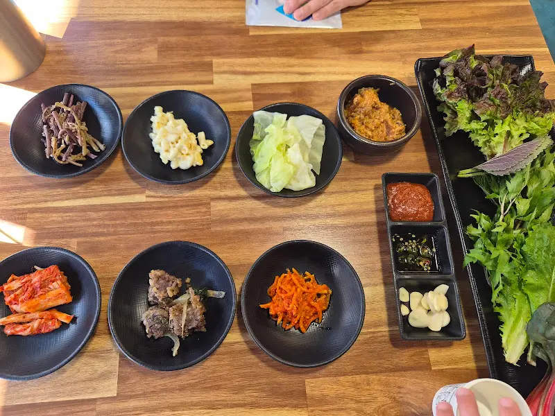 다채로운 밑반찬이 놓인 테이블