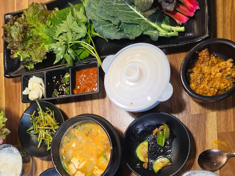 싱싱한 쌈 채소 한 상