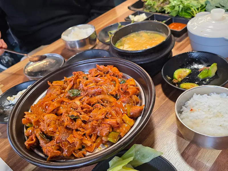 푸짐한 제육볶음 쌈밥 한 상