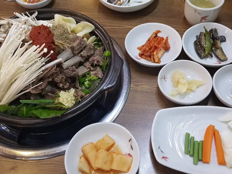 흑염소전골과 정갈한 밑반찬들