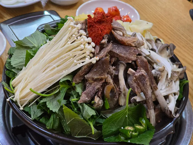 푸짐한 흑염소전골의 비주얼