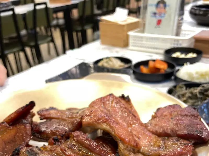 푸짐하게 차려진 돼지갈비 한 상