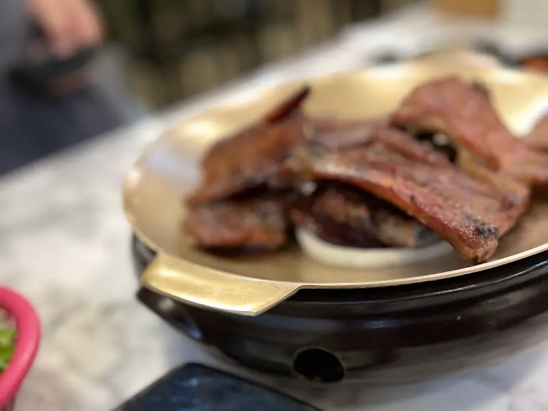 따뜻하게 데워져 나오는 돼지갈비