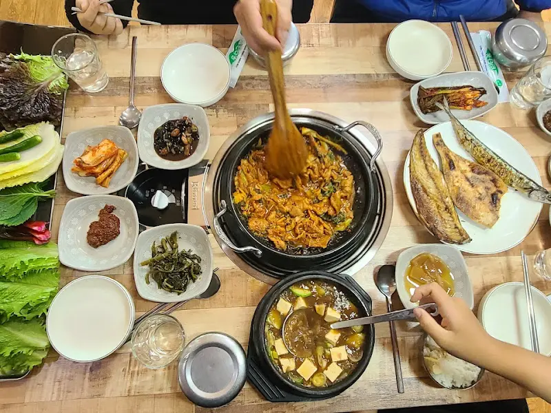 제육쌈밥과 생선구이 한상차림